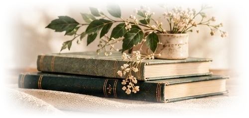 Dos libros antiguos apilados con una pequeña maceta de flores secas
